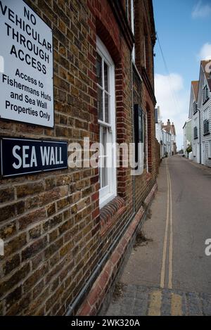 Vue Whitstable, vieille ville, charmantes boutiques, cafés dans des bâtiments traditionnels. Sea Wall Road Kent Angleterre. Banque D'Images