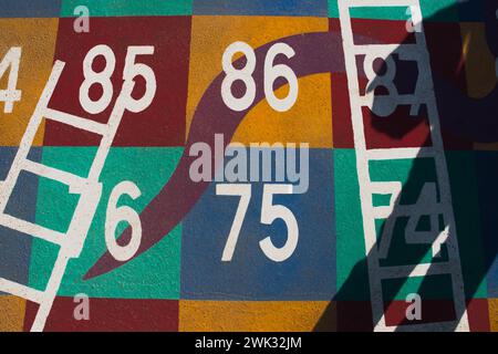 jeu de divertissement pour enfants, jeu de rue avec des numéros peints sur le terrain de jeu, jeu de développement Banque D'Images