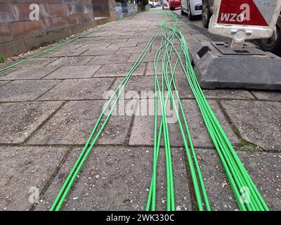 Câbles à fibres optiques prêts sur le trottoir pour être enterrés pour l'internet haut débit aux pays-Bas Banque D'Images