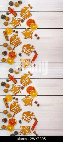 Топ view.New Year background avec des biscuits en pain d'épices, des cônes, des baies rouges, des oranges séchées, des pamplemousses, noix, étoiles d'anis, bâtonnets de cannelle./Noël c Banque D'Images