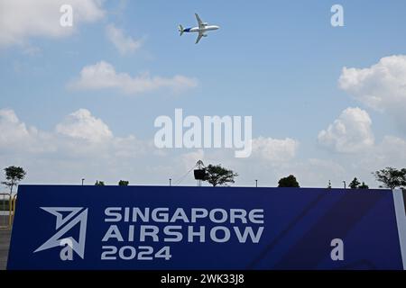 Singapour. 18 février 2024. Un avion de passagers chinois C919 effectue un vol de répétition pour préparer le prochain salon aéronautique de Singapour à Singapour, le 18 février 2024. Credit : puis Chih Wey/Xinhua/Alamy Live News Banque D'Images