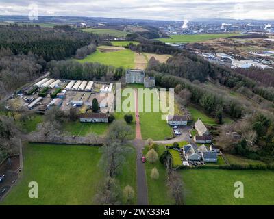 Vue aérienne par drone de la maison et du domaine Kinneil, Bo'Nness, Écosse Banque D'Images