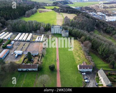 Vue aérienne par drone de la maison et du domaine Kinneil, Bo'Nness, Écosse Banque D'Images