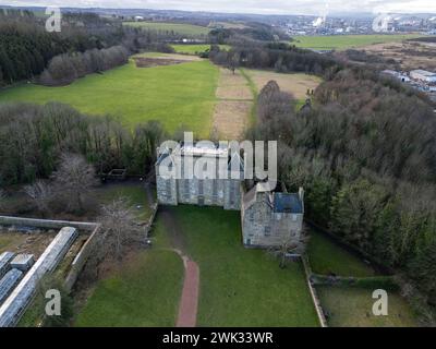 Vue aérienne par drone de la maison et du domaine Kinneil, Bo'Nness, Écosse Banque D'Images