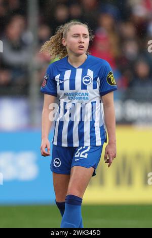 Crawley, Royaume-Uni. 18 février 2024. Brighton's Katie Robinson lors du match de Super League féminine de Barclays entre Brighton & Hove Albion et Liverpool au Broadfield Stadium de Crawley. Crédit : James Boardman/Alamy Live News Banque D'Images