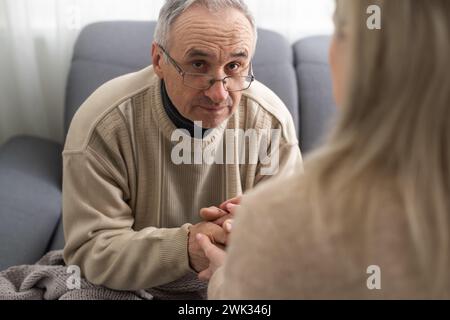 Deux personnes main dans la main. homme âgé et femme de soutien Banque D'Images