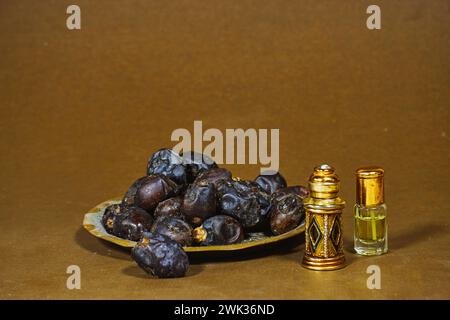 Kurma Ajwa, dates Ajwa, servi dans une assiette de métal traditionnelle avec le parfum misk oud, Kurma Ajwa est l'un des fruits spéciaux de Madina City Banque D'Images