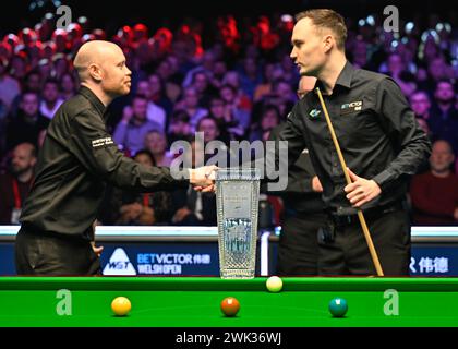 Deux joueurs Gary Wilson (à gauche) et Martin O'Donnell (à droite) se serrent la main avant le match, BetVictor Welsh Open final 2024 au site Cymru, Llandudno, Royaume-Uni, 18 février 2024 (photo de Cody Froggatt/News images) Banque D'Images