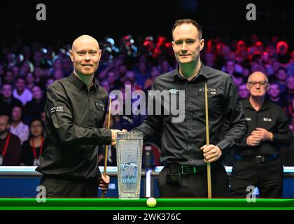 Llandudno, Royaume-Uni. 18 février 2024. Les deux joueurs Gary Wilson (à gauche) et Martin O'Donnell (à droite) posent avec le Ray Reardon Trophy 2024 BetVictor Welsh Open final au site Cymru, Llandudno, Royaume-Uni, le 18 février 2024 (photo de Cody Froggatt/News images) à Llandudno, Royaume-Uni, le 18/02/2024. (Photo de Cody Froggatt/News images/Sipa USA) crédit : Sipa USA/Alamy Live News Banque D'Images