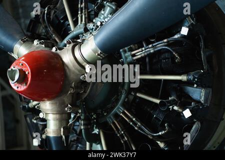 Vieux détails de mécanicien de moteur de l'avion d'hélice vintage, vue de gros plan du moteur Banque D'Images