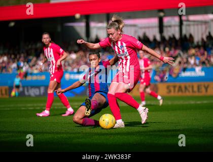 Sant Joan Despi, Espagne, 18 février 2024. Espagne Liga F : FC Barcelona v Atletico de Madrid. (24) Brugts affronte Carmen Menayo (11). Crédit : Joan G/Alamy Live News Banque D'Images