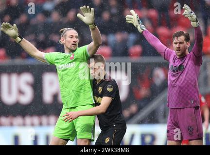 Enschede, pays-Bas. 18 février 2024. ENSCHEDE, PAYS-BAS - 18 FÉVRIER : le gardien de but Lars Unnerstall du FC Twente avec le gardien de but Mattijs Branderhorst du FC Utrecht lors du match néerlandais Eredivisie entre le FC Twente et le FC Utrecht au de Grolsch Veste le 18 février 2024 à Enschede, pays-Bas. (Photo de Peter Lous/Orange Pictures) crédit : Orange pics BV/Alamy Live News Banque D'Images