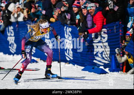 Minneapolis, Minnesota, États-Unis, 17 février 2024 : L'américaine Jessie Diggins sprinte alors que la foule réagit à la course de ski de fond de la coupe du monde FIS au parc régional Theodore Wirth à Minneapolis, Minnesota, États-Unis. Elle a terminé quatrième. La course était la première Coupe du monde nordique organisée aux États-Unis depuis 2001. Crédit : John Lazenby/Alamy Live News Banque D'Images
