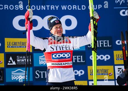 Minneapolis, Minnesota, États-Unis, 17 février 2024 : Johannes Hosflot Klaebo (NORVÈGE) après avoir remporté la coupe du monde de ski de fond sprint de la FIS au parc régional Theodore Wirth à Minneapolis, Minnesota, États-Unis. La course était la première Coupe du monde nordique organisée aux États-Unis depuis 2001. Crédit : John Lazenby/Alamy Live News Banque D'Images