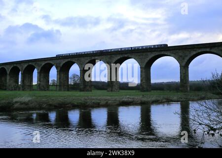 Train arriva Northern, classe 153 passant au-dessus du viaduc d'Arthington, village d'Arthington, Wharfedale, West Yorkshire, Angleterre Banque D'Images