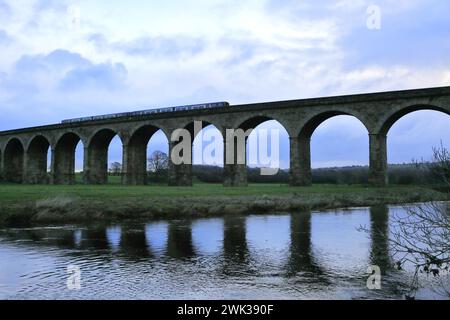 Train arriva Northern, classe 153 passant au-dessus du viaduc d'Arthington, village d'Arthington, Wharfedale, West Yorkshire, Angleterre Banque D'Images