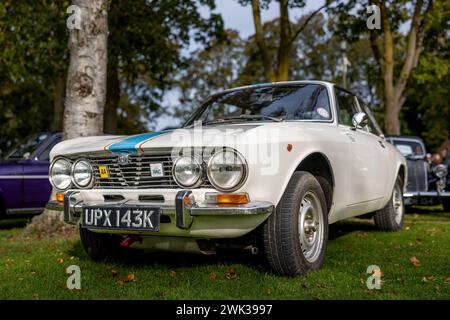 1972 Alfa Romeo 2000 GTV, exposée au Bicester Heritage Scramble le 8 octobre 2023. Banque D'Images