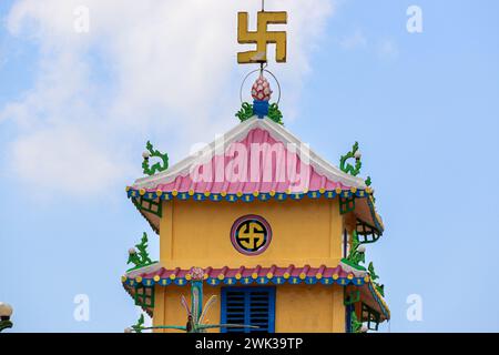 Sa Đéc, Vietnam. 18 février 2024 : croix du symbole Svastika au temple Cao Đài où sont pratiquées les cérémonies et les prières des fidèles du Caodaïsme. Cette religion syncrétique monothéiste vietnamienne, revendiquant 5 millions de croyants dans le monde entier, a célébré la Grande cérémonie de l’être suprême en l’année du Dragon 2024, comme chaque année le 8/9ème jour du premier mois lunaire. C’est l’un des rituels les plus importants de l’église Cao Dai. Basé sur les pratiques occultes du taoïsme, ce culte célébrera son 100e anniversaire officiel en 2026. Crédit : Kevin Izorce/Alamy Live News Banque D'Images