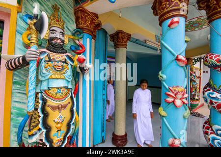 Sa Đéc, Vietnam. 18 février 2024 : Cao Đài Thánh-Thất (Temple, Église, Maison Sainte) où sont pratiquées les cérémonies et les prières des fidèles du Caodaïsme. Cette religion syncrétique monothéiste vietnamienne, revendiquant 5 millions de croyants dans le monde entier, a célébré la Grande cérémonie de l’être suprême en l’année du Dragon 2024, comme chaque année le 8/9ème jour du premier mois lunaire. C’est l’un des rituels les plus importants de l’église Cao Dai. Basé sur les pratiques occultes du taoïsme, ce culte célébrera son 100e anniversaire officiel en 2026. Crédit : Kevin Izorce/Alamy Live News Banque D'Images