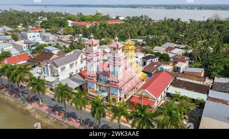 Sa Đéc, Vietnam. 18 février 2024 : vue aérienne d'un temple Cao Đài où sont pratiquées les cérémonies et les prières des fidèles du Caodaïsme. Cette religion syncrétique monothéiste vietnamienne, revendiquant 5 millions de croyants dans le monde entier, a célébré la Grande cérémonie de l’être suprême en l’année du Dragon 2024, comme chaque année le 8/9ème jour du premier mois lunaire. C’est l’un des rituels les plus importants de l’église Cao Dai. Basé sur les pratiques occultes du taoïsme, ce culte célébrera son 100e anniversaire officiel en 2026. Crédit : Kevin Izorce/Alamy Live News Banque D'Images