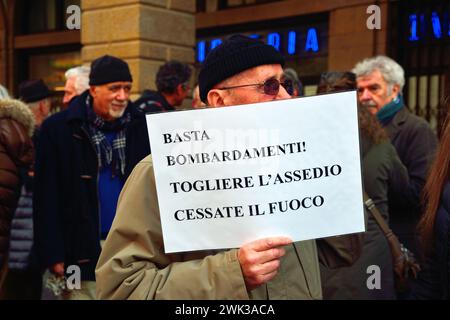 Padoue, Italie. 118 février 2024. Quelques centaines de personnes ont participé à un sit-in et à une marche pour soutenir l'initiative des médecins volontaires pro-palestiniens baptisée 'sanitari per Gaza Veneto'. L’association est prête à accueillir des blessés de Gaza dans les établissements de santé de Vénétie et à fournir les soins médicaux nécessaires, afin de créer un pool de professionnels prêts à se déplacer sur des terrains opérationnels étrangers. Au cours de la séance, les participants signent également une pétition demandant au gouvernement italien de recommander officiellement l'État de Palestine. Crédits:Ferdinando Piezzi/Alamy Live News Banque D'Images