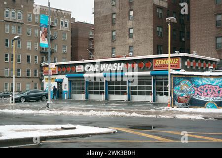 Elmhurst Off Broadway car Wash lors d'une journée d'hiver enneigée dans le Queens, New York Banque D'Images