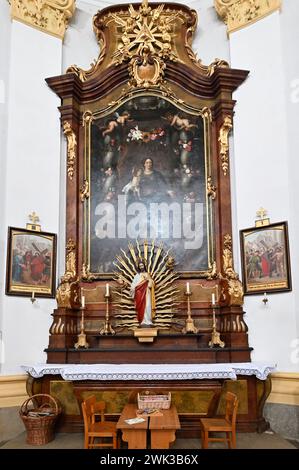 Basse-Autriche, Autriche. L'autel de droite avec le portrait de Marie avec l'enfant dans l'église paroissiale de Laxenburg Banque D'Images