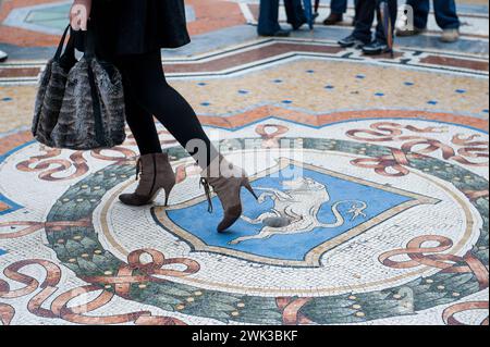 Mosaïque dans le sol affichant les armoiries de la ville voisine Turin dans la Galleria Vittorio Emanuele II. de Milan Banque D'Images