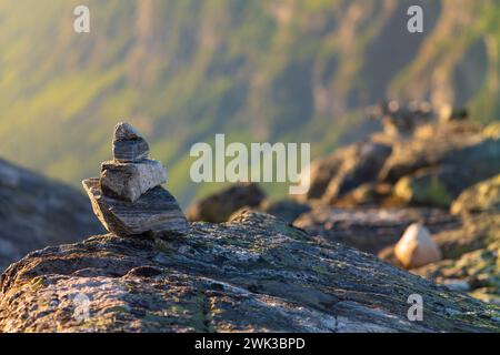La vallée de Breiddalen, au parc national de Jotunheimen en Norvège, a atteint un sommet enneigé, le long de la route de Geiranger, pendant une journée d'été. Une petite pile, pile de ro Banque D'Images