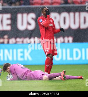 Enschede, pays-Bas. 18 février 2024. ENSCHEDE, PAYS-BAS - 18 FÉVRIER : le gardien de but Mattijs Branderhorst du FC Utrecht fait un arrêt et laisse Myron Boadu du FC Twente déçu lors du match Néerlandais Eredivisie entre le FC Twente et le FC Utrecht à de Grolsch Veste le 18 février 2024 à Enschede, pays-Bas. (Photo de Peter Lous/Orange Pictures) crédit : Orange pics BV/Alamy Live News Banque D'Images