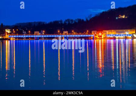 Der Baldeneysee, beleuchtetes Stauwehr, mit Schleuse, links und Wasserkraftwerk, Stausee der Ruhr in Essen, NRW, Deutschland, Baldeneysee beleuchtet *** le Baldeneysee, déversoir éclairé, avec écluse, centrale hydroélectrique et à gauche, réservoir de la Ruhr à Essen, NRW, Allemagne, Baldeneysee illuminé Banque D'Images