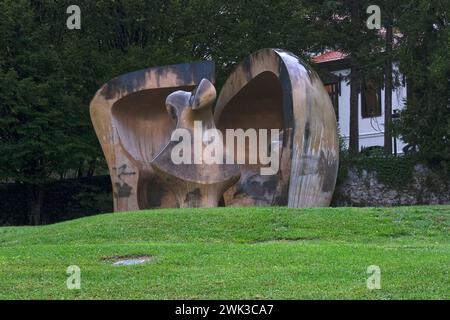 Grande figure dans un abri sculpture de Henry Moore, Guernica , Gernika , Communauté autonome du pays Basque, Espagne, Europe Banque D'Images