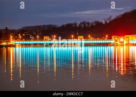 Der Baldeneysee, beleuchtetes Stauwehr, mit Schleuse, links und Wasserkraftwerk, Stausee der Ruhr in Essen, NRW, Deutschland, Baldeneysee beleuchtet *** le Baldeneysee, déversoir éclairé, avec écluse, centrale hydroélectrique et à gauche, réservoir de la Ruhr à Essen, NRW, Allemagne, Baldeneysee illuminé Banque D'Images