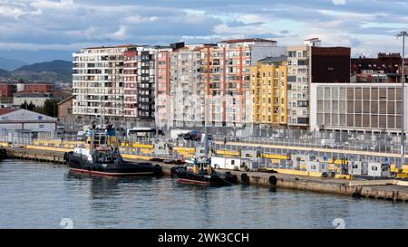 Remorqueurs dans le port avec des immeubles d'appartements en bord de mer au port de Santander, Cantabrie, Espagne, Europe Banque D'Images