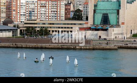 Une flotte de canots optomistes dans la baie de Santander en face du Palacio de Festivales de Cantabria, Santander, Cantabria, Espagne, Europe Banque D'Images