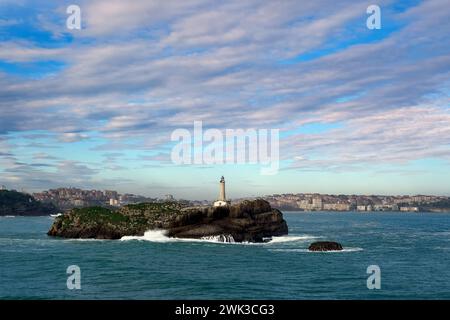 Faro de la Isla de Mouro, phare à l'entrée de la baie de Santander, Cantabrie, Espagne, Europe Banque D'Images