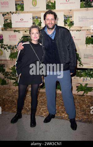 Marie Burchard und Sebastian Schwarz BEI der Medienboard Party 2024 im Rahmen der Berlinale 2024 am Holzmarkt. Berlin, 17.02.2024 *** Marie Burchard et Sebastian Schwarz à la Medienboard Party 2024 dans le cadre de la Berlinale 2024 au Holzmarkt Berlin, 17 02 2024 Foto:XF.xKernx/xFuturexImagex mbb 4231 Banque D'Images