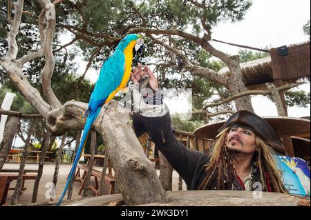 La visite d'aventure pirate pour enfants 'Mini Mallorca' avec Jack Sparrow double 'The German Jack' Björn Kuhlow lors d'un voyage à travers l'île. Banque D'Images