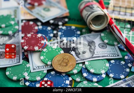 Jetons de poker colorés dispersés avec un rouleau de dollars américains isolé sur un fond noir. Jeux d'argent. poker Banque D'Images