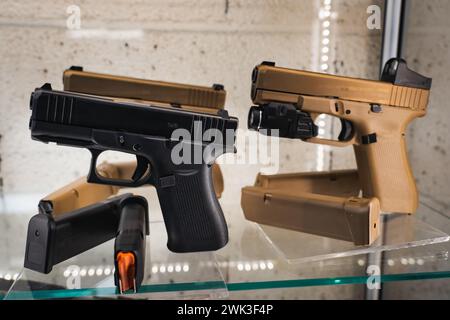 Armes à feu, pistolets modernes g19x et g43x exposés dans un magasin, photo en gros plan. Photo de haute qualité Banque D'Images