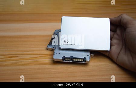 Lecteur de disque SSD placé sur une surface en bois, SSD haute vitesse, port SSD sata Banque D'Images