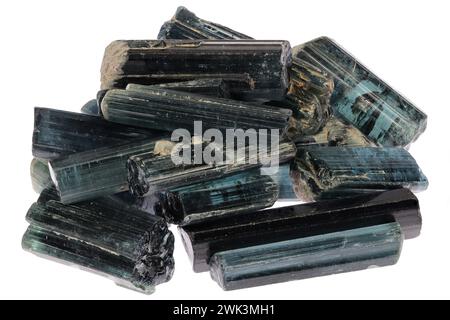 Indigolites (tourmaline bleue) d'Afghanistan isolées sur fond blanc Banque D'Images