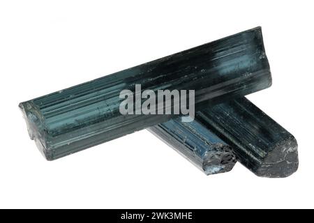 Indigolites (tourmaline bleue) d'Afghanistan isolées sur fond blanc Banque D'Images