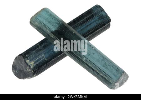 Indigolites (tourmaline bleue) d'Afghanistan isolées sur fond blanc Banque D'Images