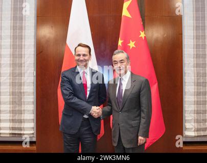 Munich, Allemagne. 17 février 2024. Le ministre chinois des Affaires étrangères Wang Yi, également membre du Bureau politique du Comité central du Parti communiste chinois, rencontre le ministre polonais des Affaires étrangères Radoslaw Sikorski en marge de la Conférence de Munich sur la sécurité, qui se tient à Munich, en Allemagne, le 17 février 2024. Crédit : Zhang Fan/Xinhua/Alamy Live News Banque D'Images