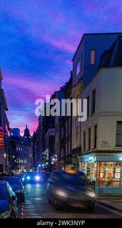 Brewer Street à Soho, Londres la nuit avec un coucher de soleil spectaculaire Banque D'Images