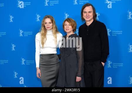 Lilith Stangenberg, Corinna Harfouch und Lars Eidinger beim Photocall zum Kinofilm Sterben / Dying auf der Berlinale 2024 / 74. Internationale Filmfestspiele Berlin im Hotel Grand Hyatt. Berlin, 18.02.2024 *** Lilith Stangenberg, Corinna Harfouch et Lars Eidinger à la photocall pour le long métrage Sterben mourant au Festival international du film de Berlin 2024 74 à l'Hôtel Grand Hyatt Berlin, 18 02 2024 Foto:XC.xNiehausx/xFuturexImagex sterben 4204 Banque D'Images