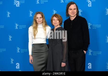 Lilith Stangenberg, Corinna Harfouch und Lars Eidinger beim Photocall zum Kinofilm Sterben / Dying auf der Berlinale 2024 / 74. Internationale Filmfestspiele Berlin im Hotel Grand Hyatt. Berlin, 18.02.2024 *** Lilith Stangenberg, Corinna Harfouch et Lars Eidinger à la photocall pour le long métrage Sterben mourant au Festival international du film de Berlin 2024 74 à l'Hôtel Grand Hyatt Berlin, 18 02 2024 Foto:XC.xNiehausx/xFuturexImagex sterben 4203 Banque D'Images