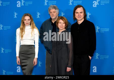 Lilith Stangenberg, Matthias Glasner, Corinna Harfouch und Lars Eidinger beim Photocall zum Kinofilm Sterben / Dying auf der Berlinale 2024 / 74. Internationale Filmfestspiele Berlin im Hotel Grand Hyatt. Berlin, 18.02.2024 *** Lilith Stangenberg, Matthias Glasner, Corinna Harfouch et Lars Eidinger lors de l'appel photo pour le long métrage mourir au Festival international du film Berlinale de Berlin 2024 74 à l'Hôtel Grand Hyatt Berlin, 18 02 2024 Foto:XC.xNieImagx/xFuturexex sterben 4202 Banque D'Images