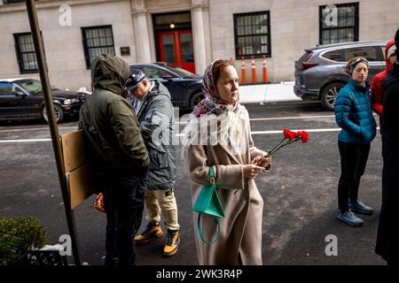 NEW YORK, NEW YORK - 17 FÉVRIER : une femme apporte des fleurs au consulat russe pour le leader de l'opposition et critique de Poutine Alexei Navalny le 16 février 2024 à New York. Selon les médias d'État russes, Navalny, le politicien russe et militant anti-corruption qui est devenu la voix la plus puissante de l'opposition au président Vladimir Poutine, est mort lors d'une promenade dans la colonie pénitentiaire IK-3 'Arctic Wolf' où il purgeait une peine de 30 ans. (Photo de Michael Nigro/Sipa USA) crédit : Sipa USA/Alamy Live News Banque D'Images